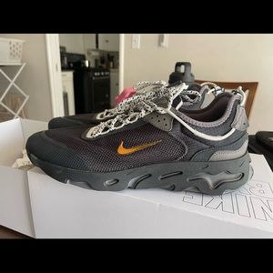 Nike Men’s shoes size 13 Men’s
Good condition 
Used twice / Nike React
